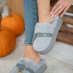 Kapcie na platformie z emblematem Szary – Cosyrelle 1