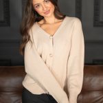 Sweter rozpinany ze złotymi guzikami Beżowy – Gildora 1