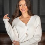 Sweter rozpinany ze złotymi guzikami Śmietankowy – Gildora 2