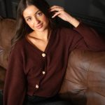 Sweter rozpinany ze złotymi guzikami Czekoladowy – Gildora 4