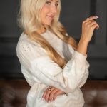 Sweter w paski falowane Beżowy – Lorivra 3