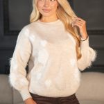 Sweterek w serduszka włochaty Beżowy – Amelira 2