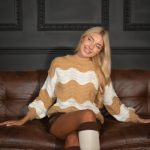 Sweter w paski falowane Camelowy – Lorivra 3