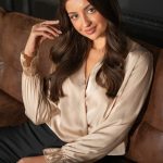 Bluzka kopertowa damska V Beżowy – Cyrivellea 3