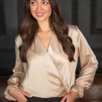 Bluzka kopertowa damska V Beżowy – Cyrivellea 2