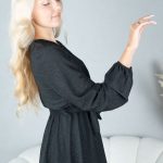 Sukienka brokatowa z falbaną i dekoltem V Czarny - Jysoria 4