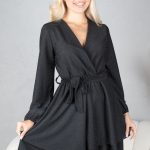 Sukienka brokatowa z falbaną i dekoltem V Czarny - Jysoria 1