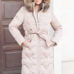 Zimowa kurtka z paskiem i futrzanym wykończeniem Beżowy – Winavelle 2