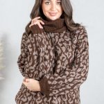 Sweter w panterkę z golfem Czekoladowy – Panthirra 2