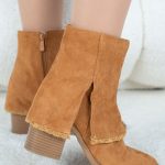 Botki na słupku ze strzępieniami Camelowe - Belivane 2