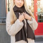 Damski szalik prążkowany Czekoladowy – Ribellea 2