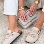 Zamszowe klapki wsuwane zakryte Beżowe – Velvet Ease 1