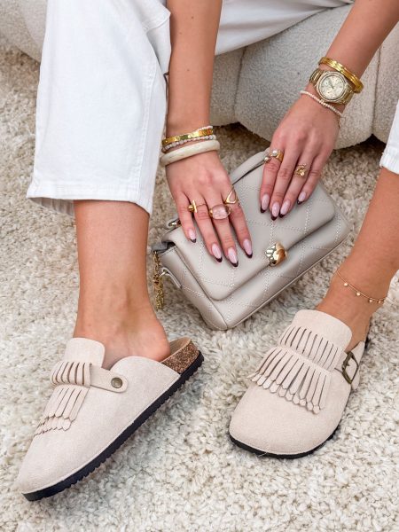 Zamszowe klapki wsuwane zakryte Beżowe – Velvet Ease 1