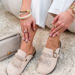 Zamszowe klapki wsuwane zakryte Beżowe – Velvet Ease 2