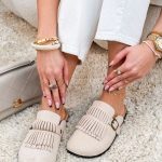 Zamszowe klapki wsuwane zakryte Beżowe – Velvet Ease 4