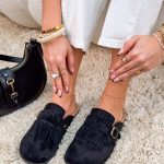 Zamszowe klapki wsuwane zakryte Czarne – Velvet Ease 4