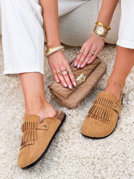 Zamszowe klapki wsuwane zakryte Camelowe – Velvet Ease 1