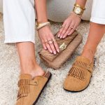 Zamszowe klapki wsuwane zakryte Camelowe – Velvet Ease 2