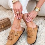 Zamszowe klapki wsuwane zakryte Camelowe – Velvet Ease 4