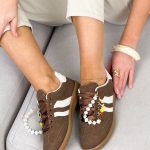 Sneakersy z zawieszkami Czekoladowe – Charmed Walk 3