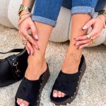 Klapki na koturnie z ćwiekami Czarne – Edge Of Style 2