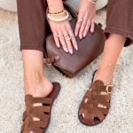 Rzymianki zamszowe ze złotą klamerką Czekoladowe – Golden Sand 1