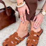 Rzymianki zamszowe ze złotą klamerką Camelowe – Golden Sand 3