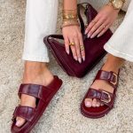 Klapki na masywnej podeszwie z podwójnymi klamrami Bordowe – Heavy Accent 1