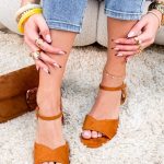 Sandałki na niskim klocku Camelowe – Low Key Elegance 4