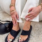 Klapki z ozdobą na palec Czarne – Little Spark 2