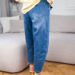 Spodnie jeansowe balony z beżowym paskiem i zawieszkami – Soft Charms 5