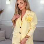 Komplet marynarka i spodnie z kwiatem Żółta – Bloomed Elegance 1