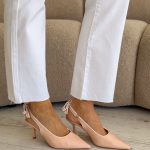 Czółenka na obcasie z odkrytą piętą i kokardą Pudrowe – Slinga Bow 4