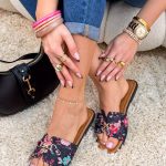 Klapki damskie w kwiaty Czarne – Flowers Everywhere 3