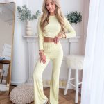 Komplet prążkowany damski bluzka i spodnie dzwony Bananowy – Ribflare Set 1