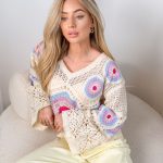 Sweter v-neck z dekoracyjnym splotem Błękitny – Virella 2