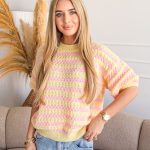 Sweter damski w paski rękaw 3/4 Bananowy – Strielle 1