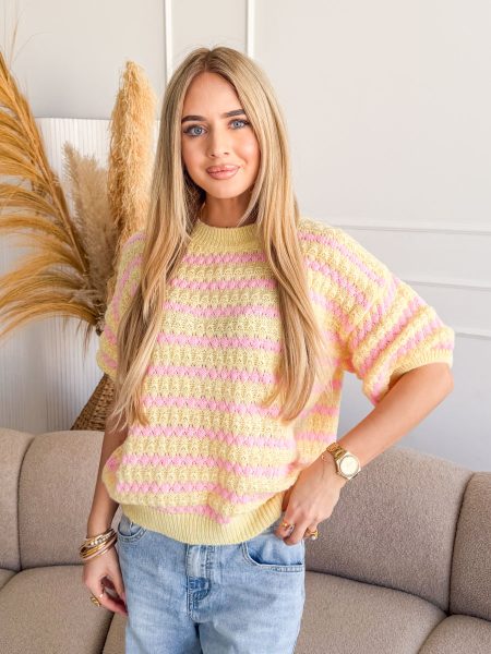 Sweter damski w paski rękaw 3/4 Bananowy – Strielle 1