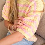 Sweter damski w paski rękaw 3/4 Bananowy – Strielle 5