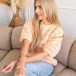 Sweter damski w paski rękaw 3/4 Bananowy – Strielle 3