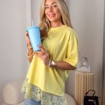 Bluzka z koronkowym wykończeniem po skosie Bananowy – Diagonal Lace 1