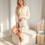 Sukienka kopertowa w kwiaty z paskiem Żółty – Floretta Wrap 2