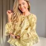 Bluzka damska w kwiaty z wiązaniem Bananowy – Tiefloria 1