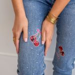 Spodnie jeansowe skinny z aplikacją wisienek Jeansowy – Cherry Slim 7