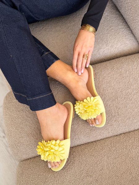 Klapki z dużym kwiatem Bananowe – Maxiflora 1