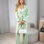 Komplet damski: marynarka wiązana paskiem i spodnie Pistacjowy – Cintarella 1