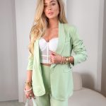 Komplet damski: marynarka wiązana paskiem i spodnie Pistacjowy – Cintarella 4