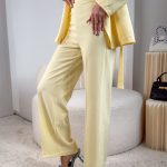 Komplet damski: marynarka wiązana paskiem i spodnie Żółty – Cintarella 4