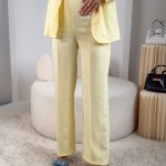 Komplet damski: marynarka wiązana paskiem i spodnie Żółty – Cintarella 5