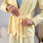 Komplet damski: marynarka wiązana paskiem i spodnie Żółty – Cintarella 9